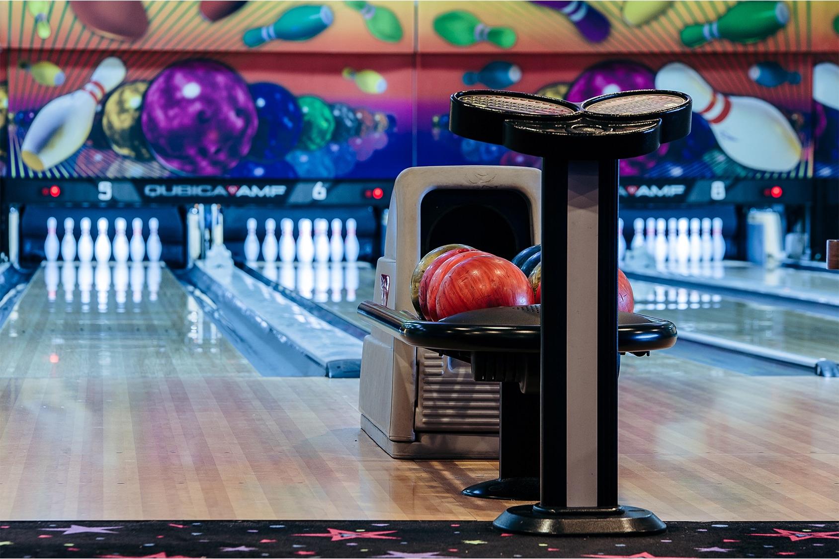 Atlantis Bowling, an image of bowling pins and balls